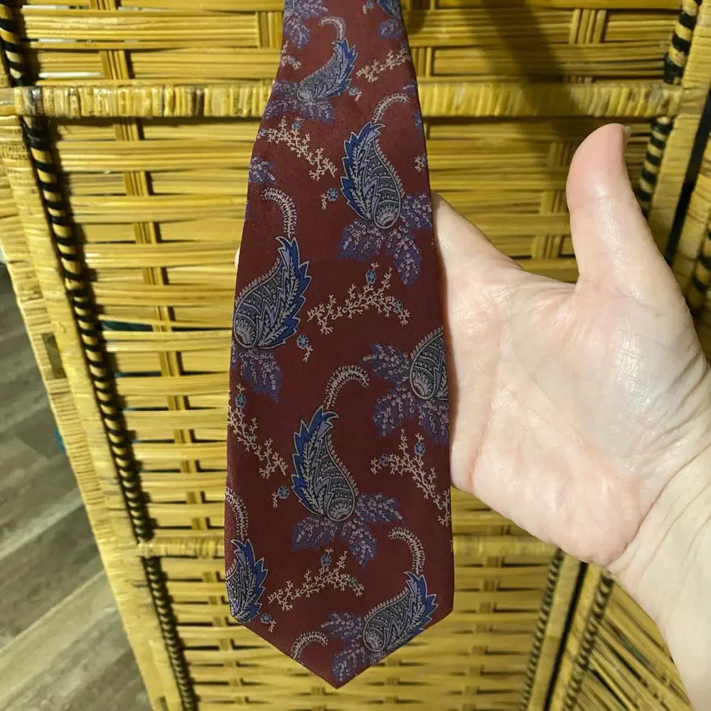 Valentino Cravatte 100% Silk Tie Paisley Handmade in Italy Vintage Designer